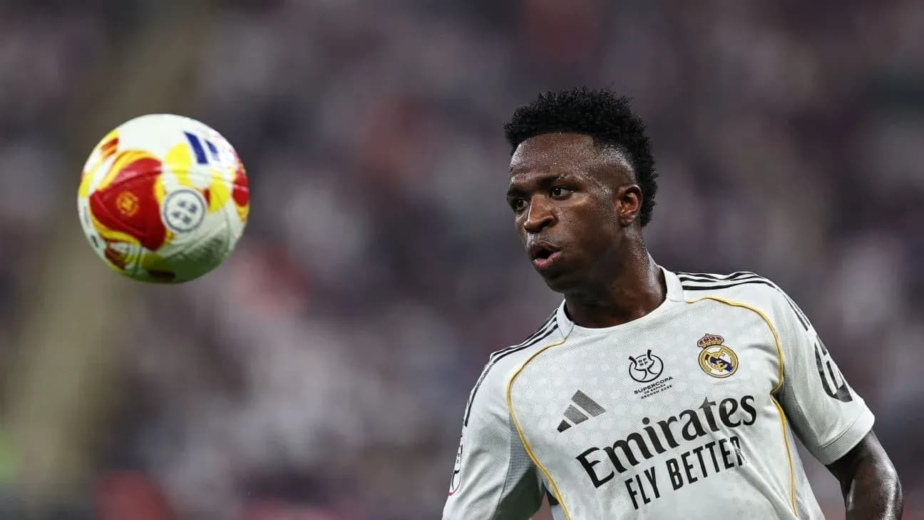 Vinícius Júnior controlando el balón en el partido