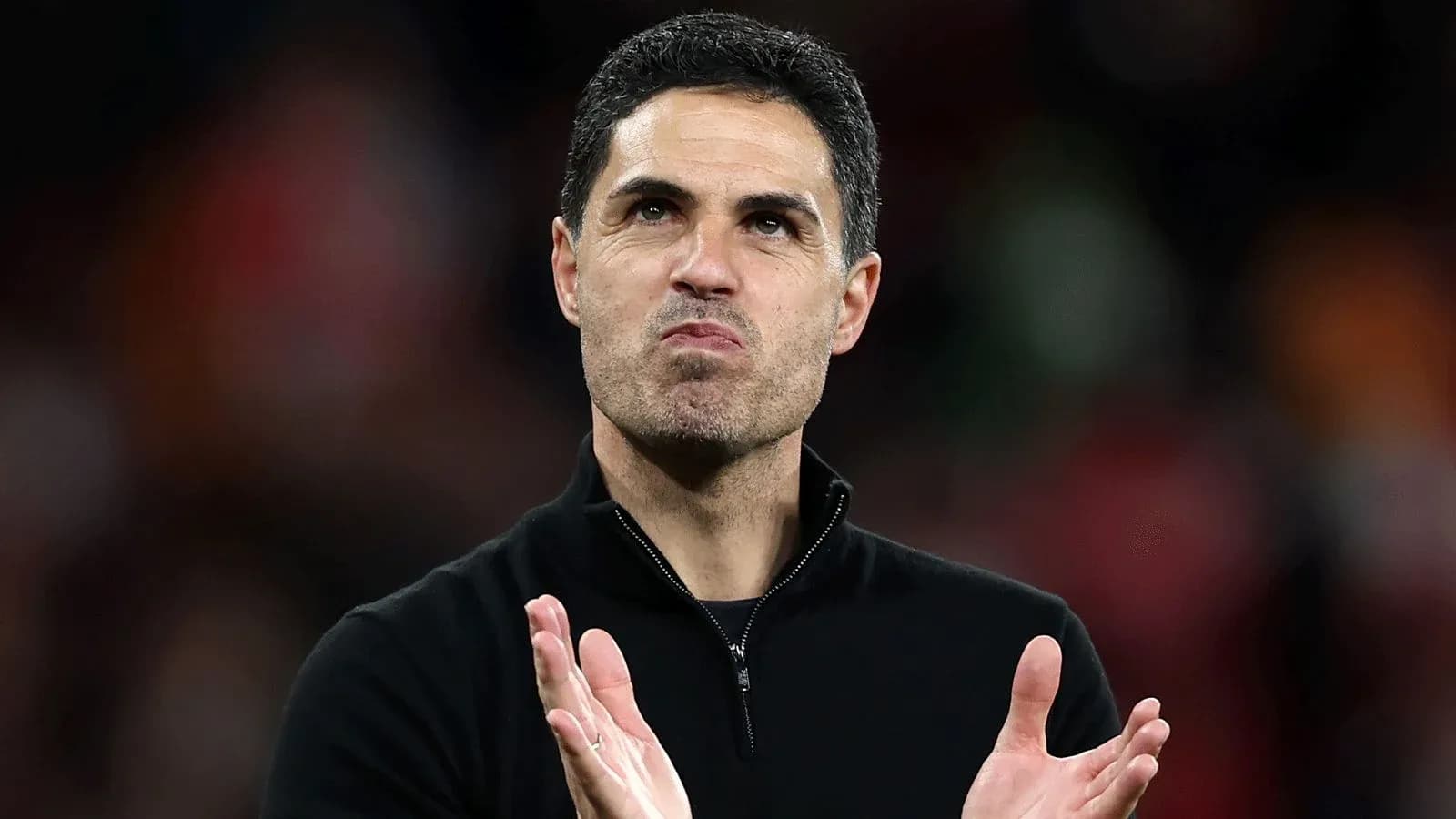 Entrenador aplaudiendo durante el partido
