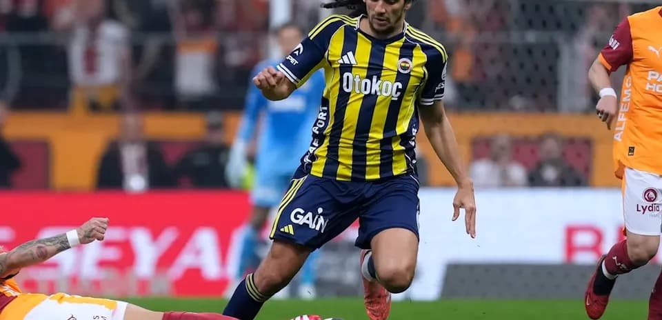 Jugador de Fenerbahçe corriendo con el balón
