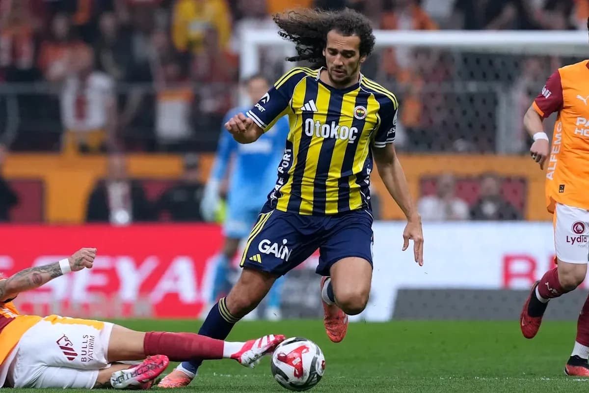 Jugador de Fenerbahçe corriendo con el balón
