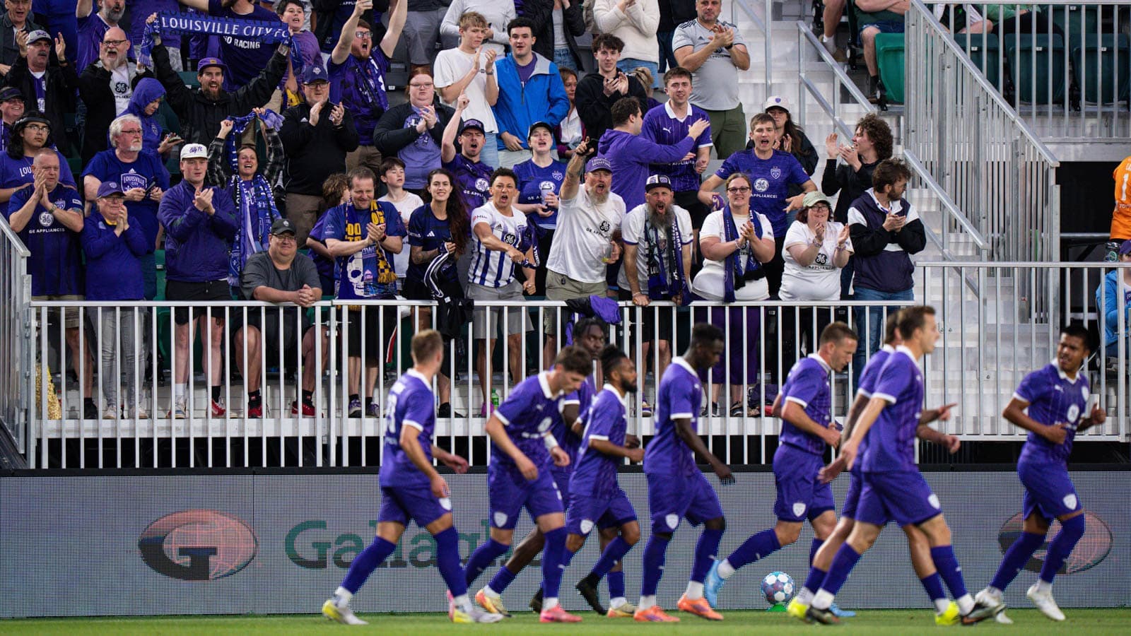 Aficionados de Louisville City animando en el partido