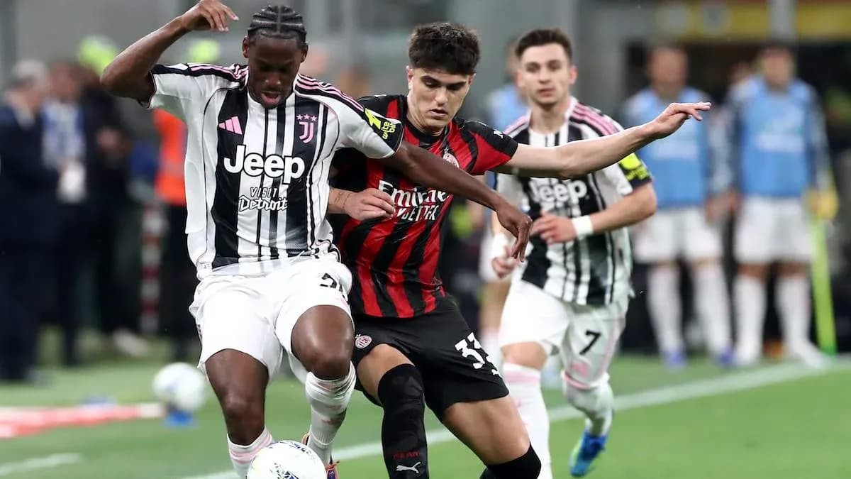 Jugadores de Juventus y AC Milan luchando por el balón