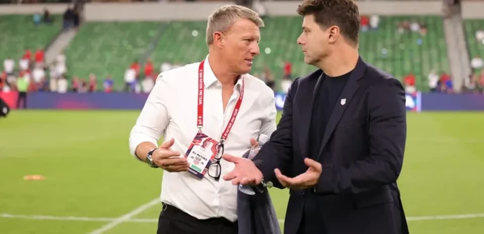 Entrenadores conversando en el campo después del partido