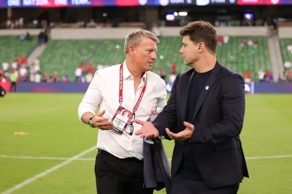 Entrenadores conversando en el campo después del partido