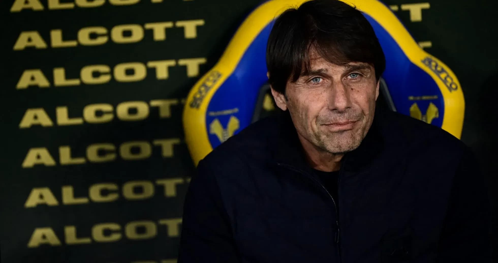 Entrenador sentado en el banquillo del estadio