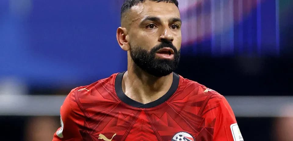 Jugador de fútbol egipcio en uniforme rojo