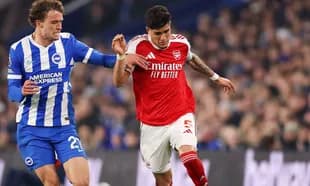 Jugador de Brighton compitiendo contra jugador de Arsenal