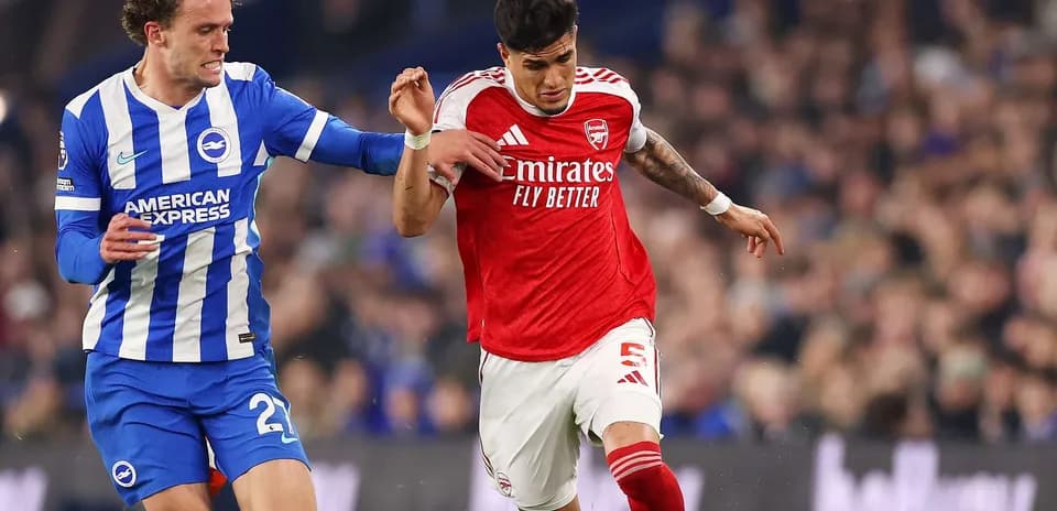 Jugador de Brighton compitiendo contra jugador de Arsenal