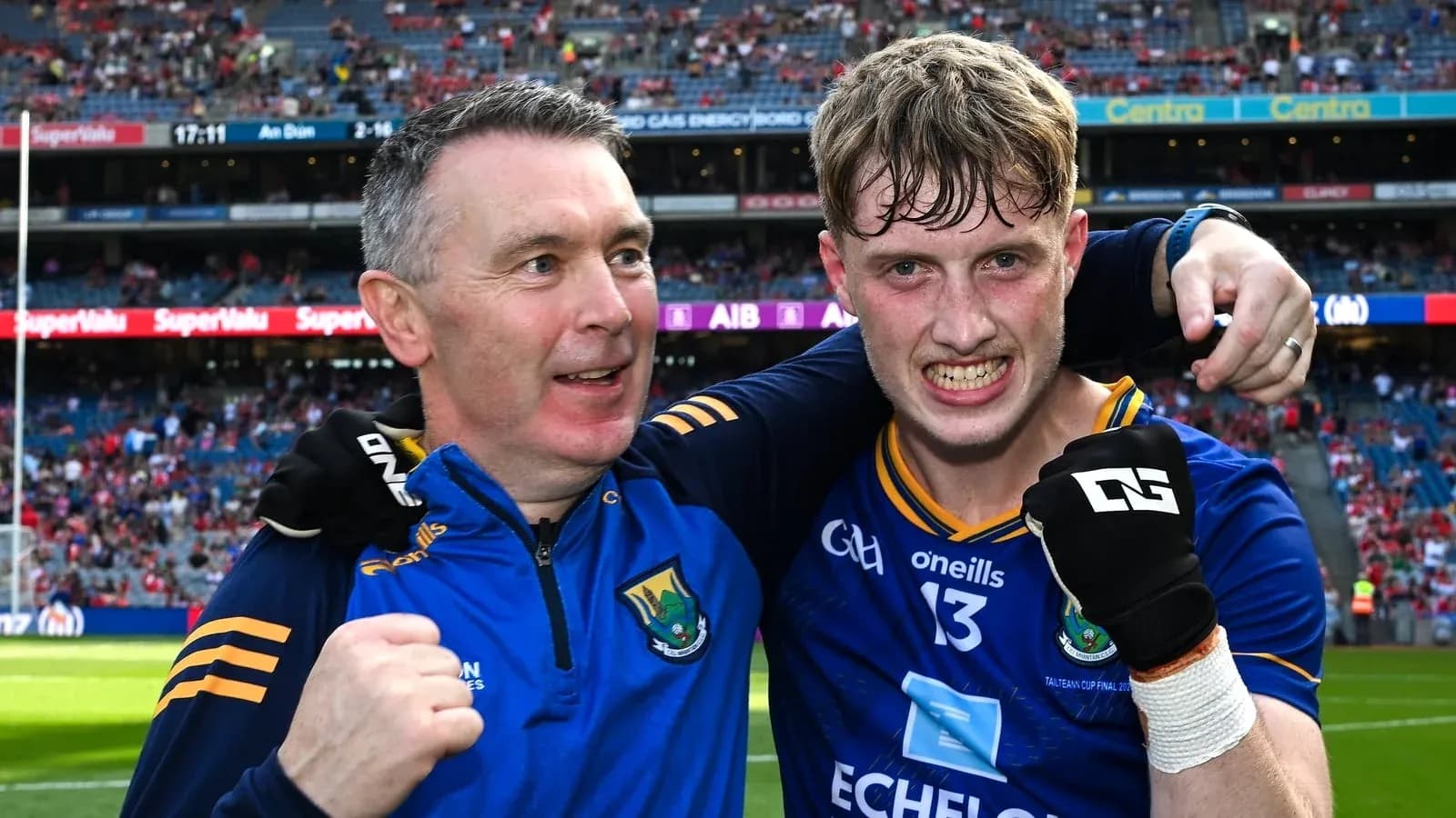 Entrenador y jugador celebrando después del partido