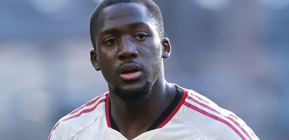 Jugador con camiseta blanca en el campo