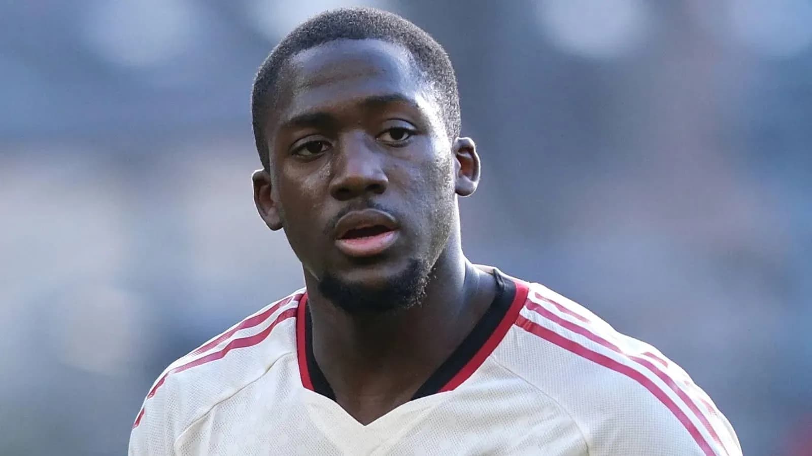 Jugador con camiseta blanca en el campo