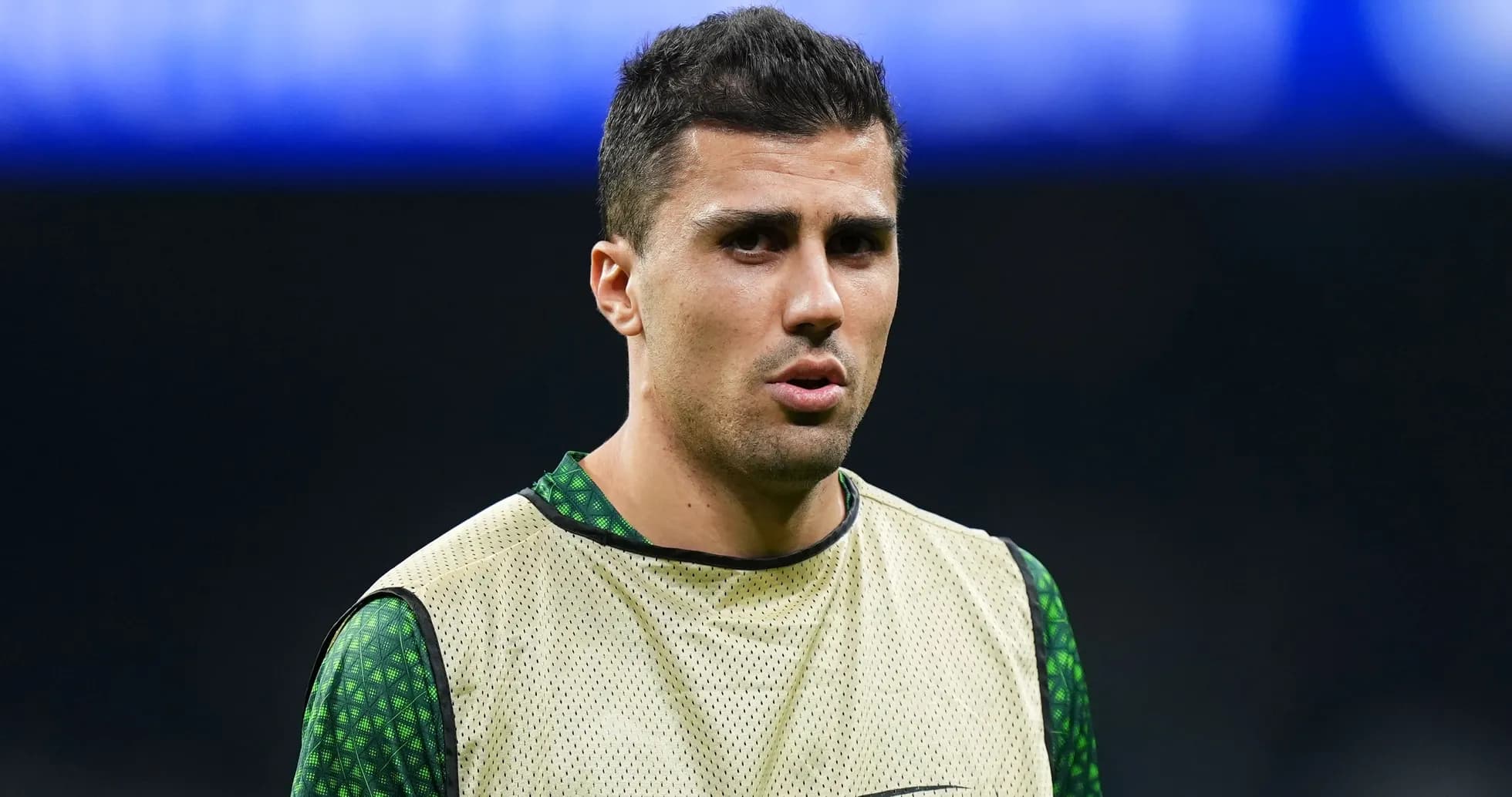 Jugador en entrenamiento con camiseta de calentamiento