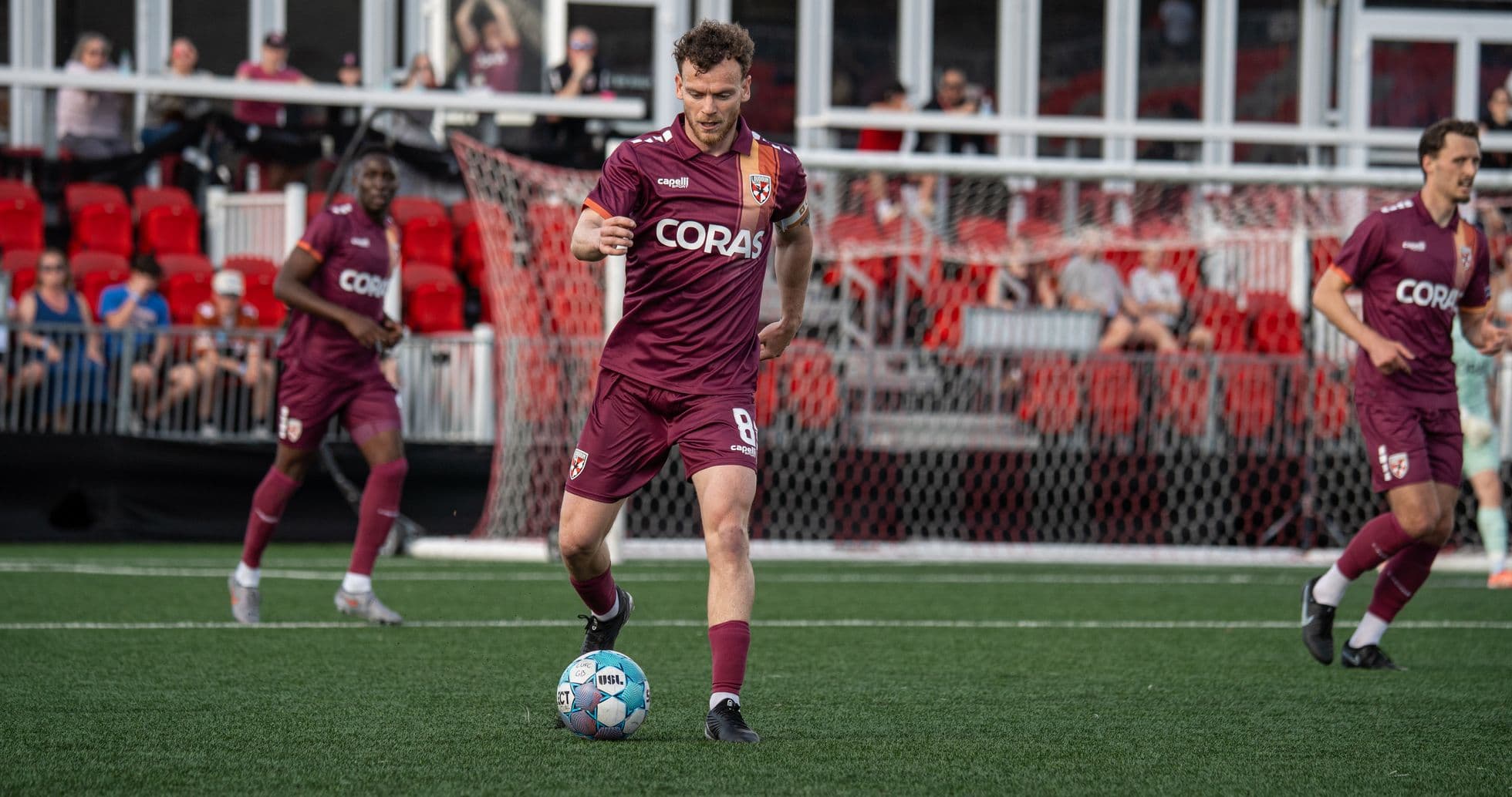 Jugador avanzando con el balón en el partido