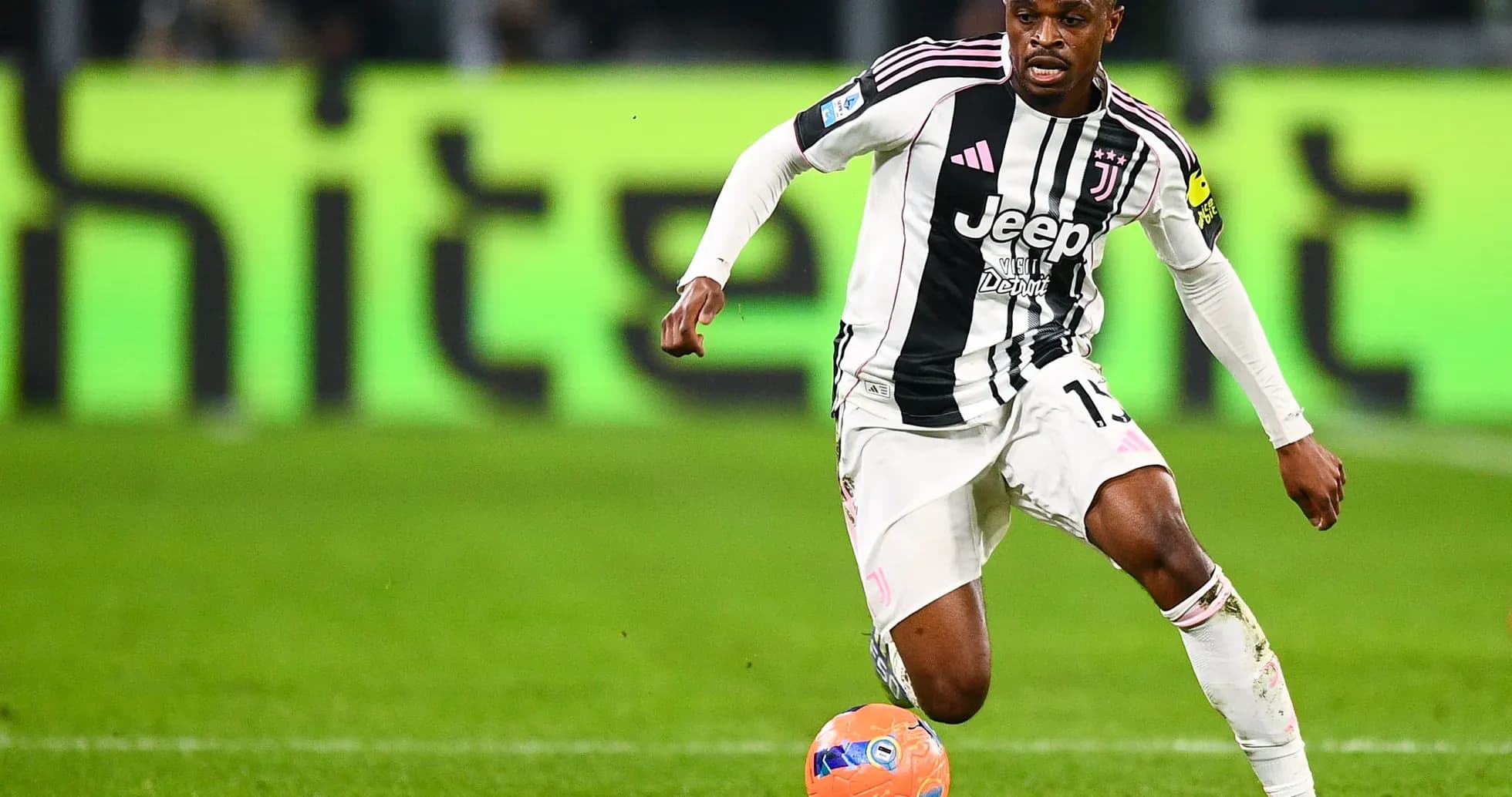 Jugador de Juventus con balón en el campo