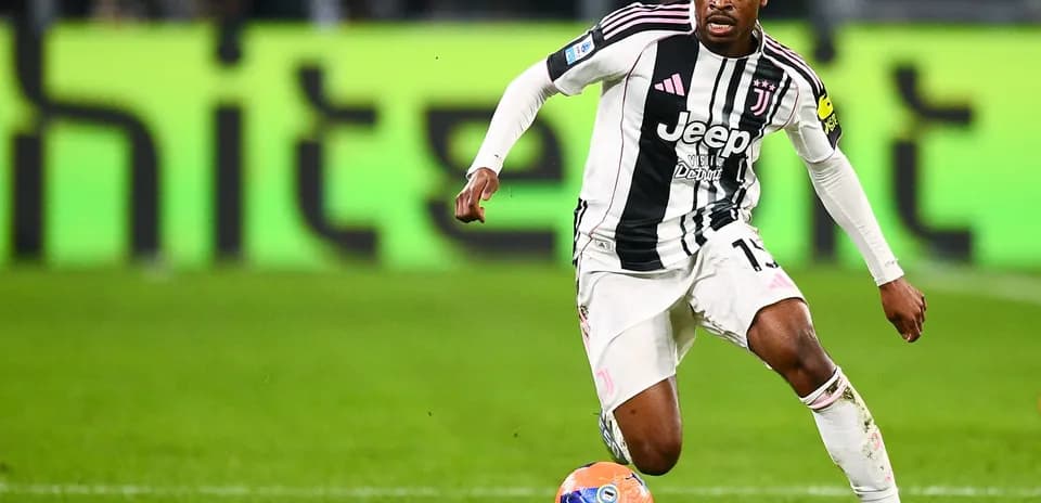 Jugador de Juventus con balón en el campo