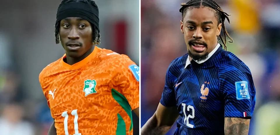 Jugadores de fútbol en acción con uniformes de sus selecciones