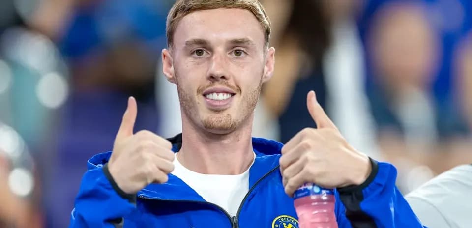 Jugador de Chelsea mostrando pulgares arriba en la grada