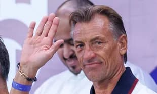 Entrenador saludando durante evento deportivo