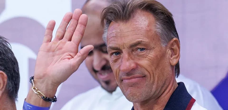 Entrenador saludando durante evento deportivo