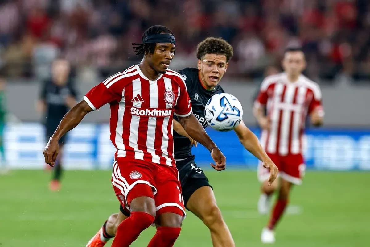 Jugador de Olympiakos compitiendo por el balón