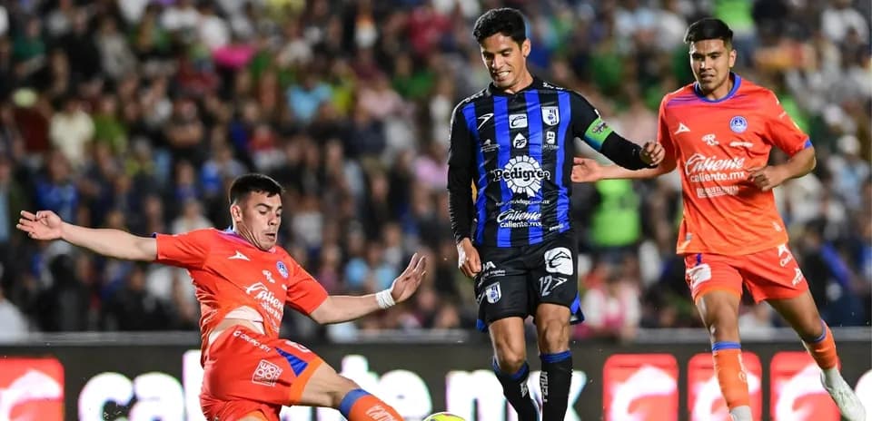 Jugadores de Mazatlán y Querétaro en acción