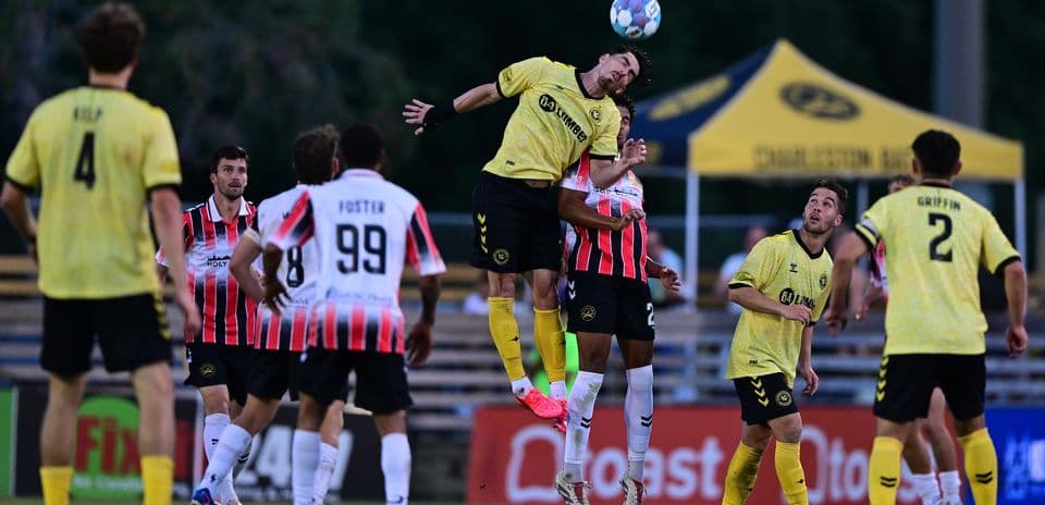 Jugador saltando para cabezear el balón