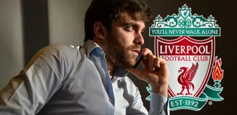 Hombre hablando por teléfono junto al logo de Liverpool
