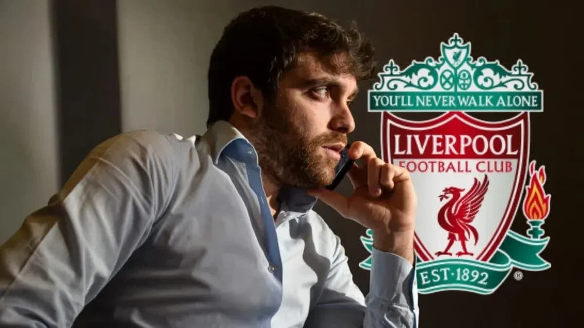 Hombre hablando por teléfono junto al logo de Liverpool