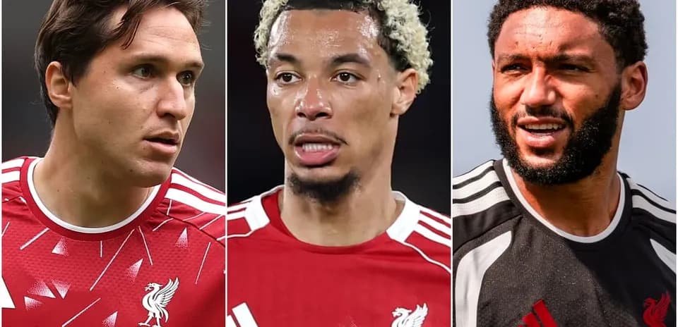 Tres jugadores de Liverpool en uniforme de entrenamiento