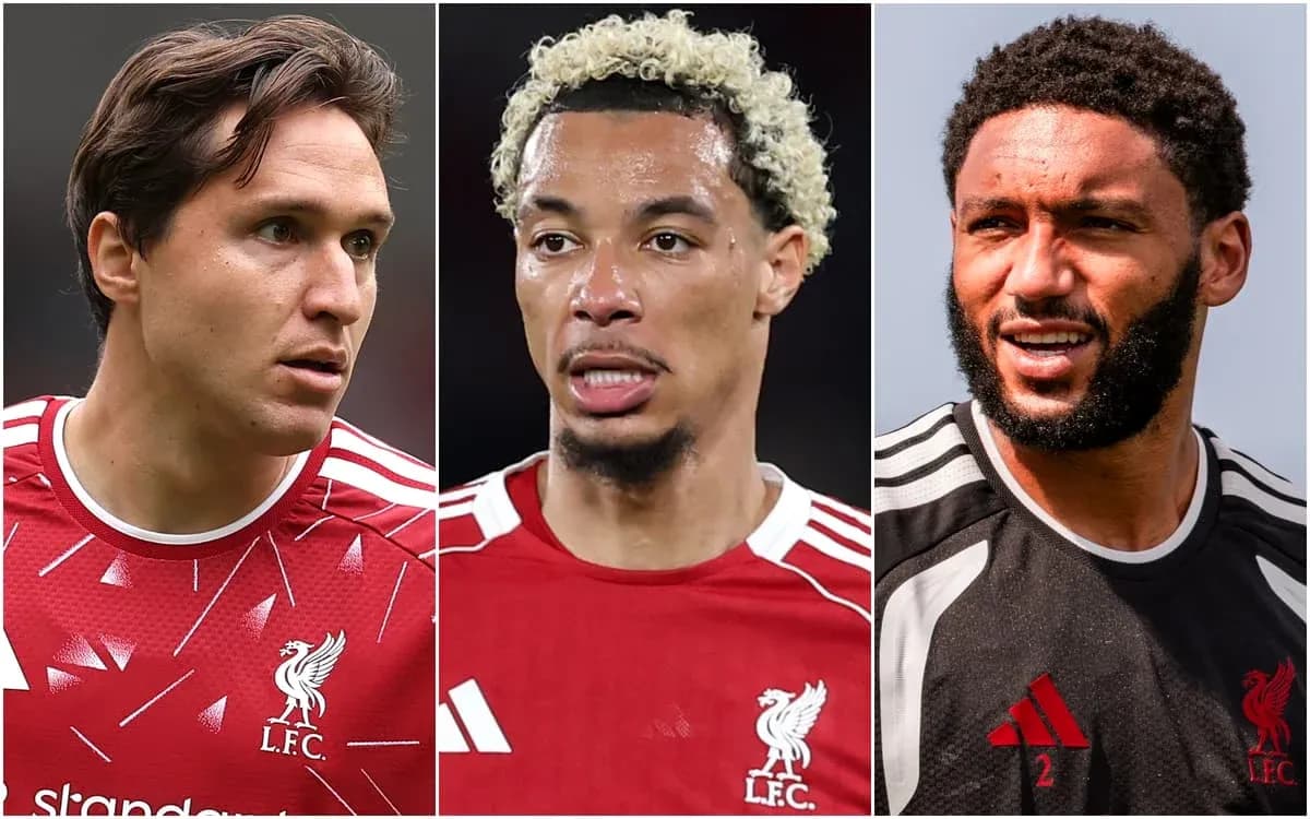 Tres jugadores de Liverpool en uniforme de entrenamiento