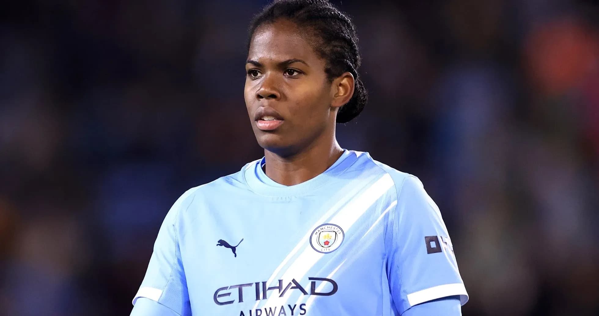 Jugadora de Manchester City en uniforme azul durante partido