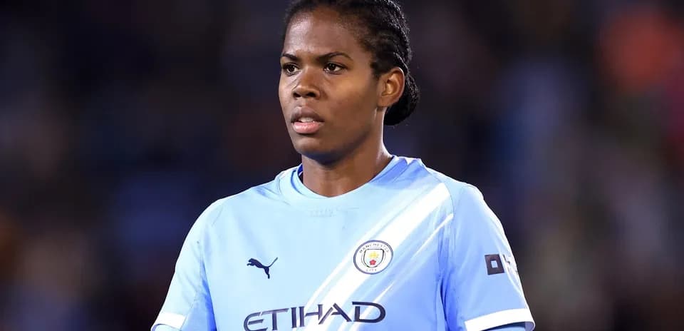 Jugadora de Manchester City en uniforme azul durante partido