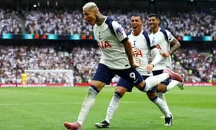 Richarlison celebra un gol con sus compañeros