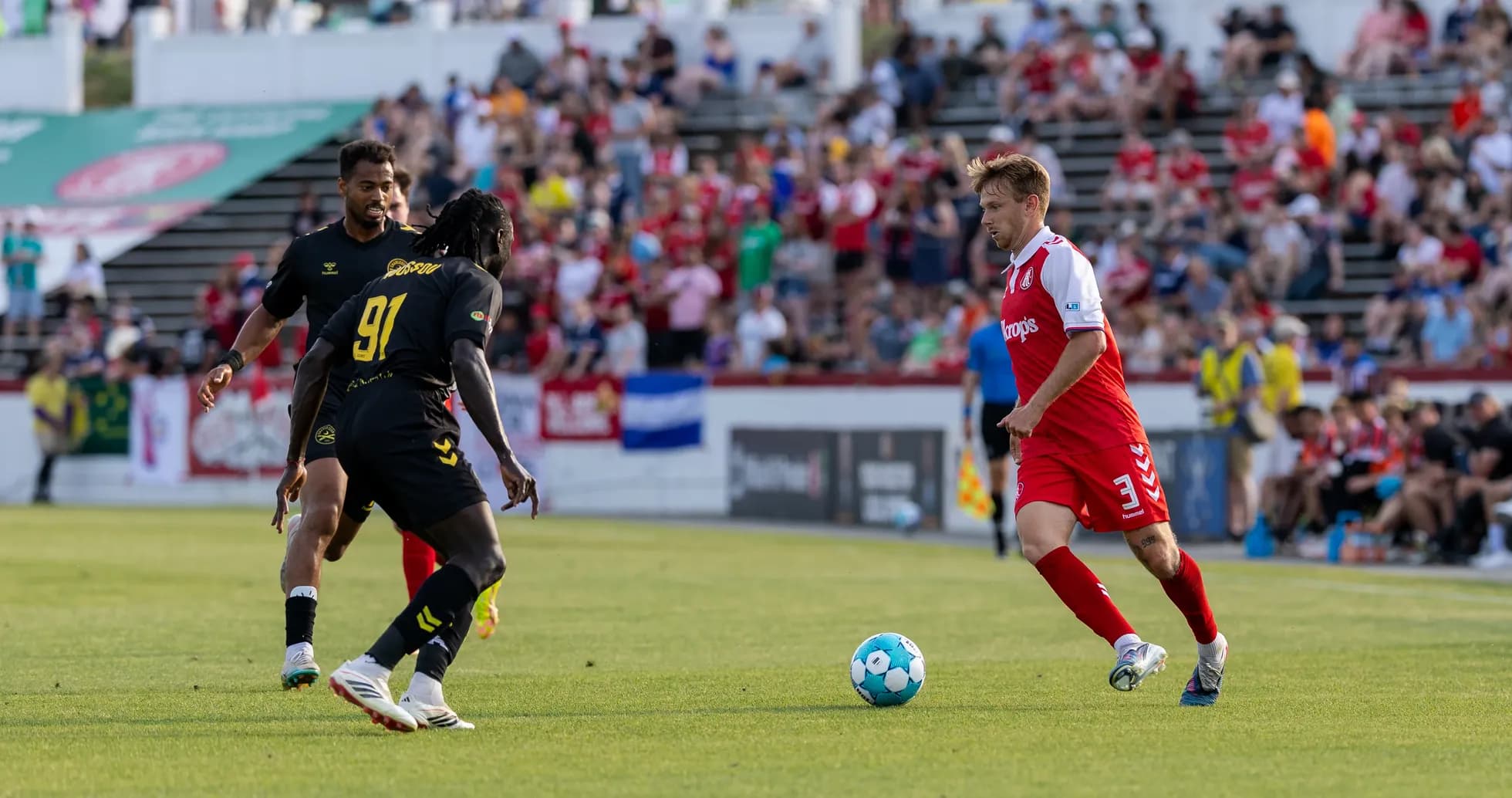 Jugador de Charleston Battery controlando el balón