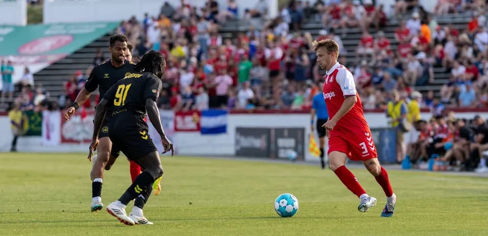 Jugador de Charleston Battery controlando el balón