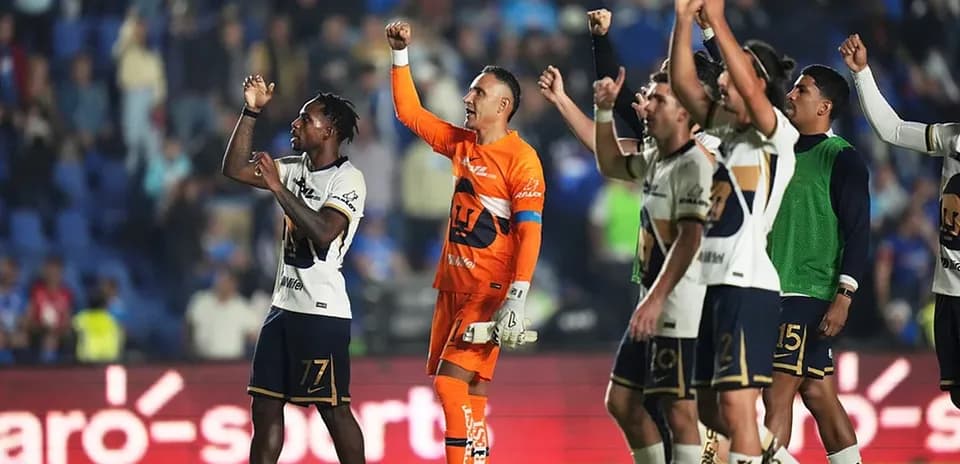 Jugadores de Pumas celebrando una victoria