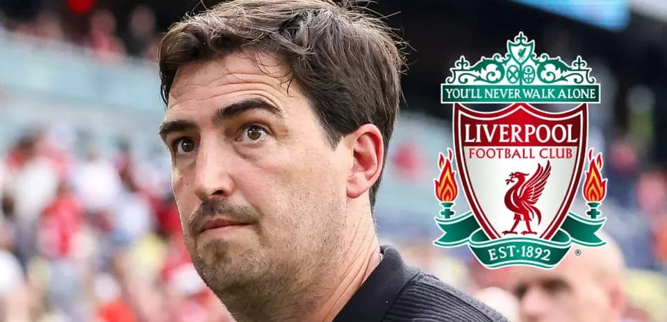 Entrenador de Liverpool en el campo antes del partido