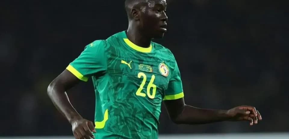Jugador de Senegal en partido de fútbol