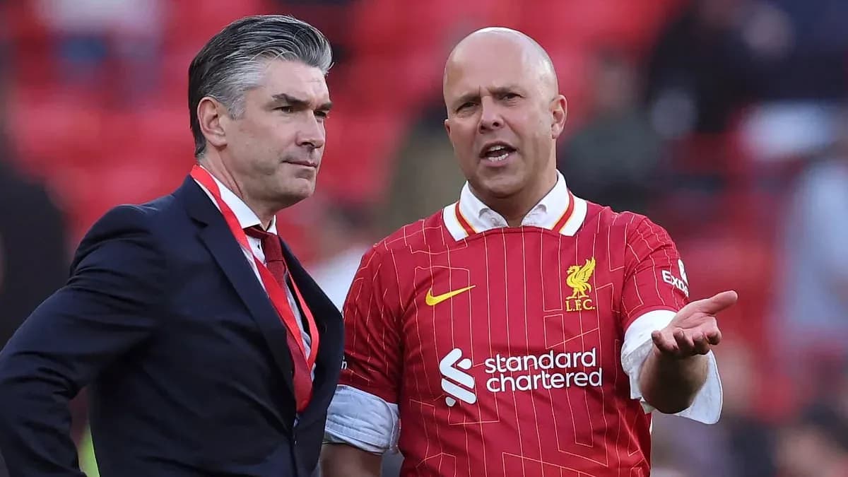 Dos hombres conversando en el estadio de Liverpool