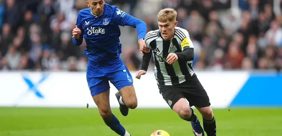 Jugadores de Newcastle y Everton persiguiendo el balón