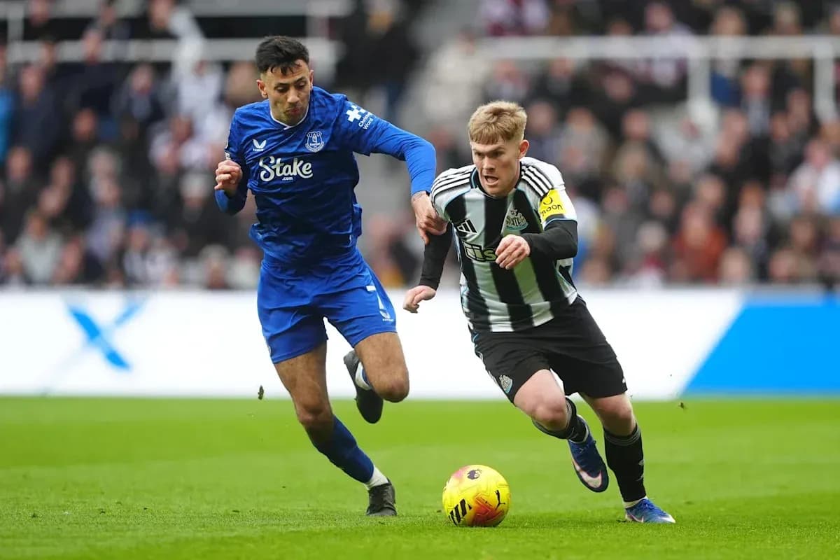 Jugadores de Newcastle y Everton persiguiendo el balón