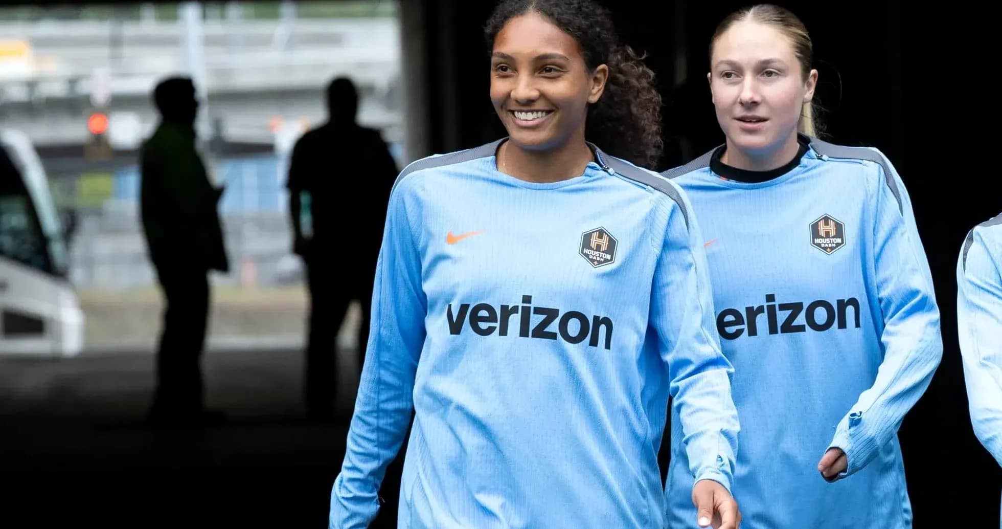Jugadoras del Houston Dash entrando al estadio