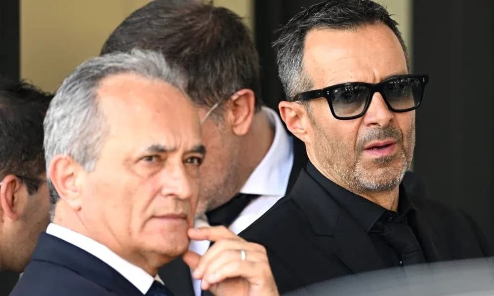 Dos hombres en traje oscuro en evento público