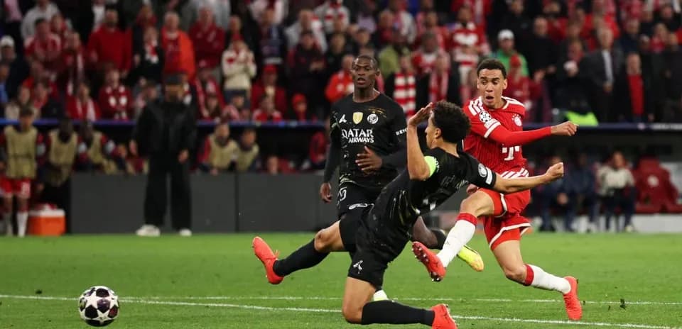 Acción durante el partido Bayern München vs PSG