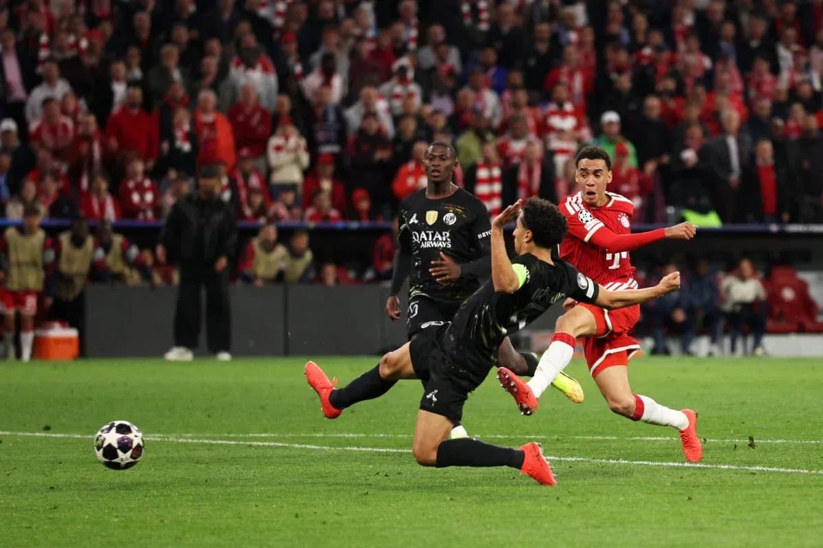 Acción durante el partido Bayern München vs PSG