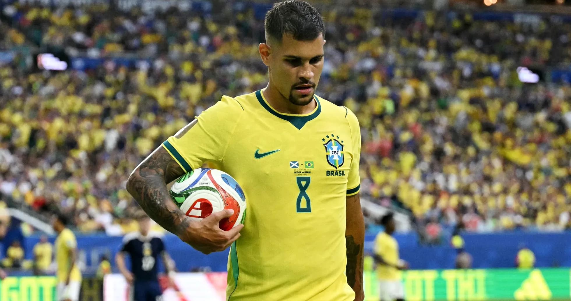 Jugador brasileño sosteniendo un balón en el campo