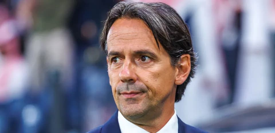 Entrenador observando el partido desde la línea de banda