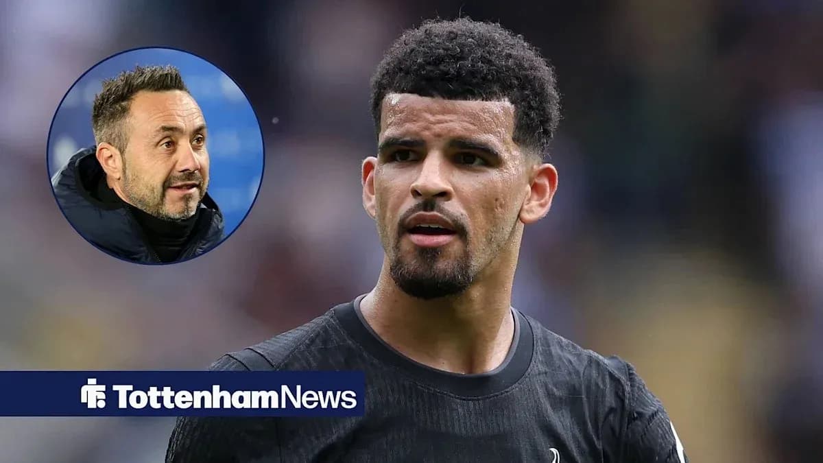Jugador de Tottenham en primer plano con entrenador en círculo