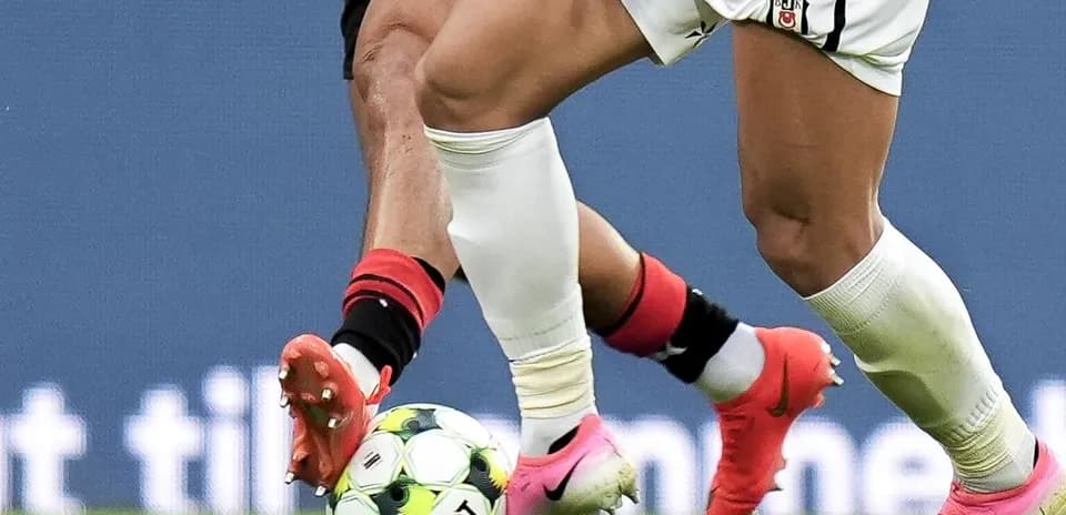 Dos jugadores disputando el balón en el partido