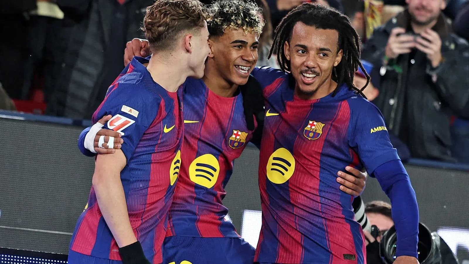 Jugadores del Barcelona celebrando un gol juntos